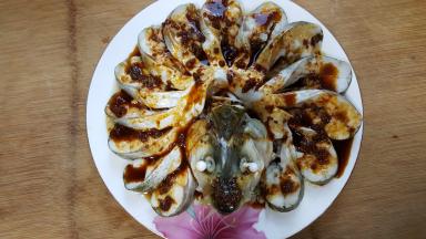 17．鱼蒸好后把蒸出的汤汁倒掉，再将酱汁均匀地淋在鱼身上。