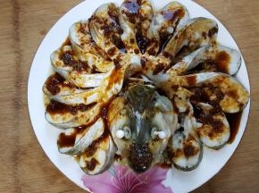 17．鱼蒸好后把蒸出的汤汁倒掉，再将酱汁均匀地淋在鱼身上。