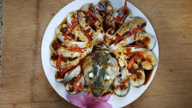 18．撒上红尖椒丝。