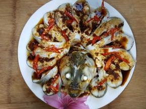 18．撒上红尖椒丝。