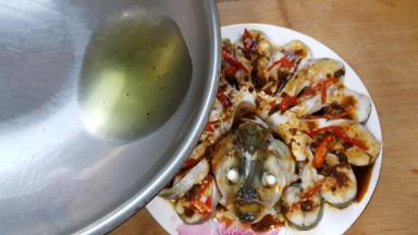 20．趁着油热浇在蒸好的鱼身上。