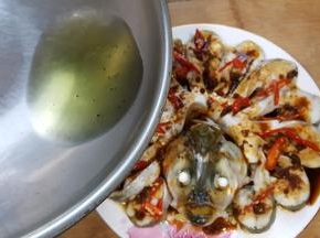 20．趁着油热浇在蒸好的鱼身上。