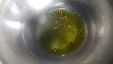 19．另起油锅，加入橄榄油与花椒粒，加热至花椒粒散出香味变色即可，将花椒粒盛出丢弃。