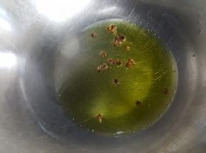 19．另起油锅，加入橄榄油与花椒粒，加热至花椒粒散出香味变色即可，将花椒粒盛出丢弃。