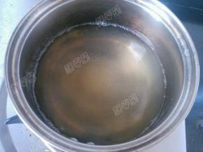 奶锅中倒入3碗清水，然后倒入3汤匙白糖和2汤匙蜂蜜，煮成糖浆水