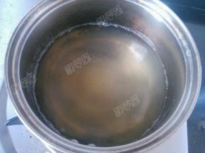 奶锅中倒入3碗清水，然后倒入3汤匙白糖和2汤匙蜂蜜，煮成糖浆水