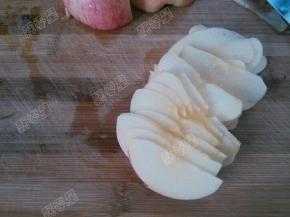 再从中间一分为二后切成薄薄的片