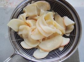 煮约一分钟至苹果片变软，捞起沥干水份。