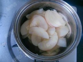 糖浆水煮开后，放入苹果片