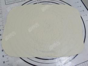 把面团擀成约30cm长的薄片