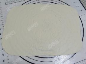 把面团擀成约30cm长的薄片
