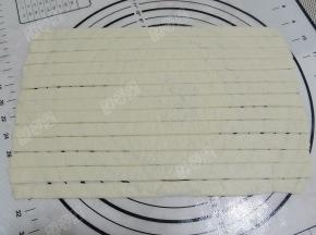 然后切成约1.5cm的长条。