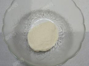 将面团材料混合揉成面团。