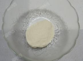 将面团材料混合揉成面团。