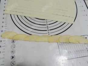 取一条薄片，将苹果片交叠码放，一条放6-7片