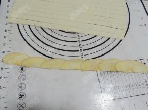 取一条薄片，将苹果片交叠码放，一条放6-7片