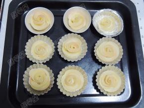 卷好的玫瑰苹果卷整理好，放入蛋挞模里，然后放在烤盘上