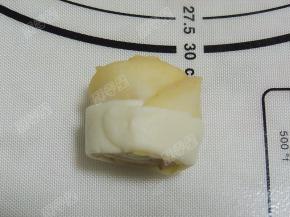 然后从一端把苹果条卷起来，封口处捏紧