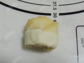 然后从一端把苹果条卷起来，封口处捏紧