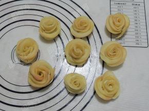 依次做好所有的玫瑰苹果卷。