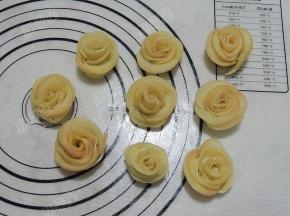 依次做好所有的玫瑰苹果卷。