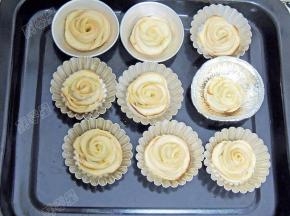 烤好的玫瑰苹果卷取出，撒上适量糖粉就可以食用啦。