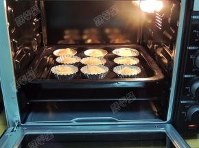 将烤盘放入预热好的烤箱中下层。