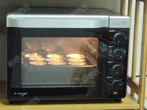 180度，25分钟后取出刷蜜蜂，然后继续烘烤5分钟。