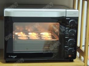 180度，25分钟后取出刷蜜蜂，然后继续烘烤5分钟。