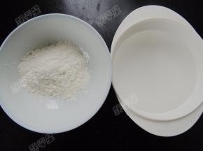 取高筋面粉20g，水100g。