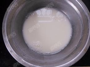 放入奶锅中拌匀至没有面粉颗粒。