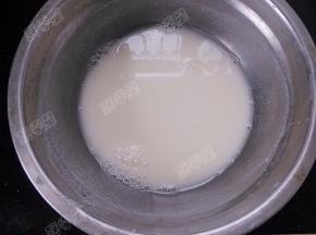 放入奶锅中拌匀至没有面粉颗粒。