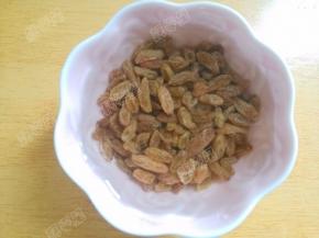 葡萄干用清水浸泡半小时。