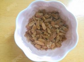 葡萄干用清水浸泡半小时。