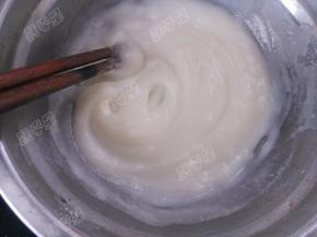 用小火熬成糊状，用筷子搅拌，面糊表面出现纹路即成汤种，晾凉备用。