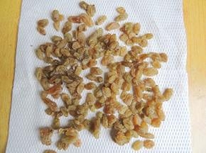 泡好的葡萄干用厨房纸吸干水分备用。