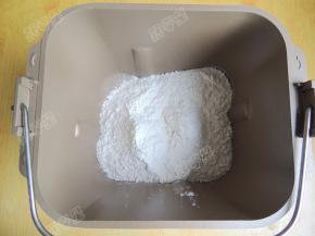 面包桶内放入干性材料高粉、糖、盐、酵母。