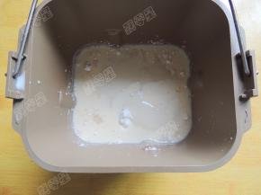 再放入鸡蛋、牛奶，加入90g汤种