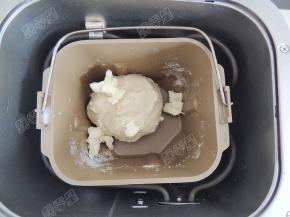 揉成光滑的面团后加入黄油。