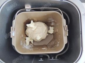 揉成光滑的面团后加入黄油。
