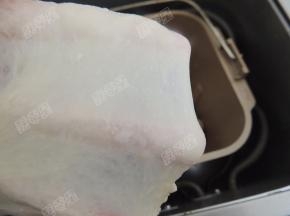 揉出薄薄的手套膜。