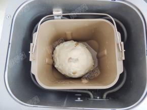 继续揉面三分钟，然后进行第一次发酵。