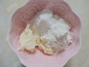 发酵面团的时候准备酥粒。取黄油15g软化后，加入低筋面粉30g和糖粉15g