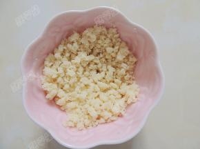 搓成酥粒备用。