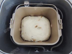 面团基础发酵至原来2倍大。