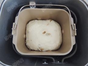 面团基础发酵至原来2倍大。