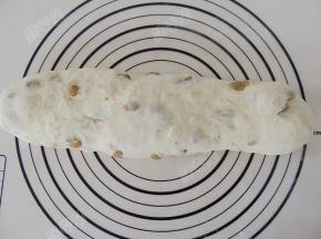 将发酵好的面团再次揉匀排掉空气。