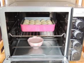 放入烤箱中进行二次发酵，烤箱里放一碗热水，不需要开电源。