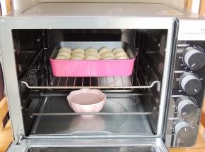 放入烤箱中进行二次发酵，烤箱里放一碗热水，不需要开电源。