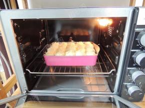 烤箱180度预热，将烤盘放入烤箱中下层